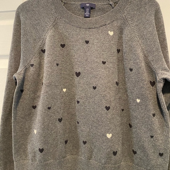 GAP Sweaters - GAP sweater w/ hearts